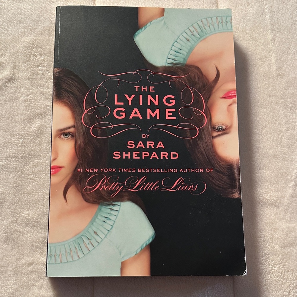 🐸2/$10🐸 the Lying game by sara shepard